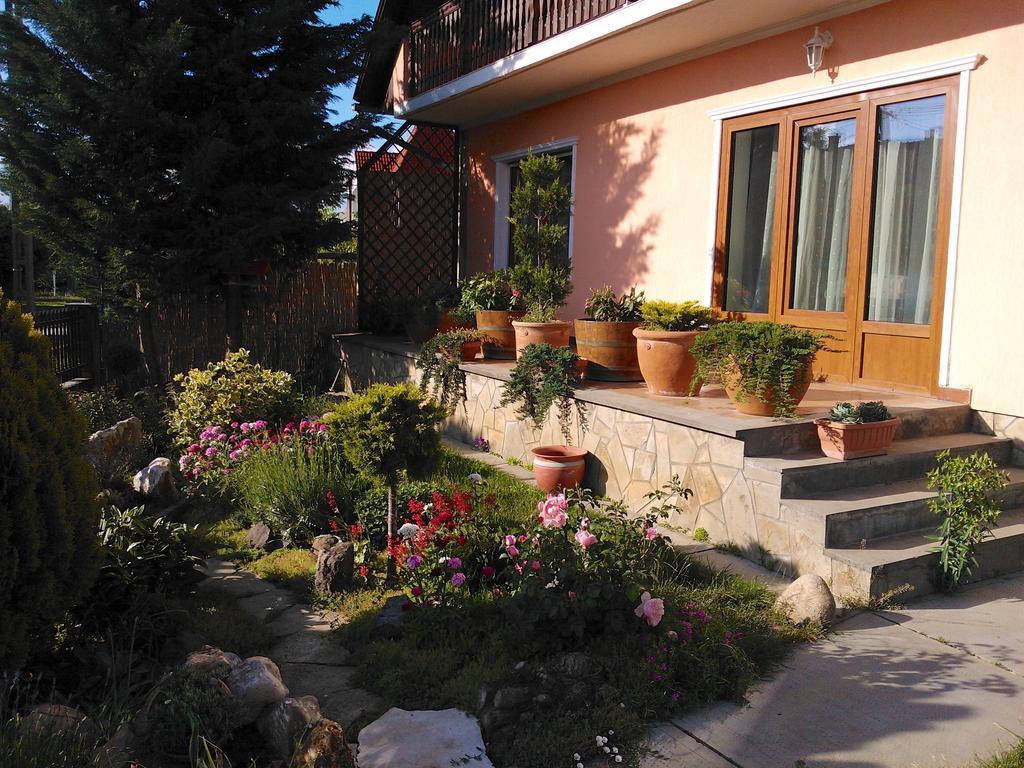 Valentin Vendeghaz Hotel Balatonlelle Bagian luar foto