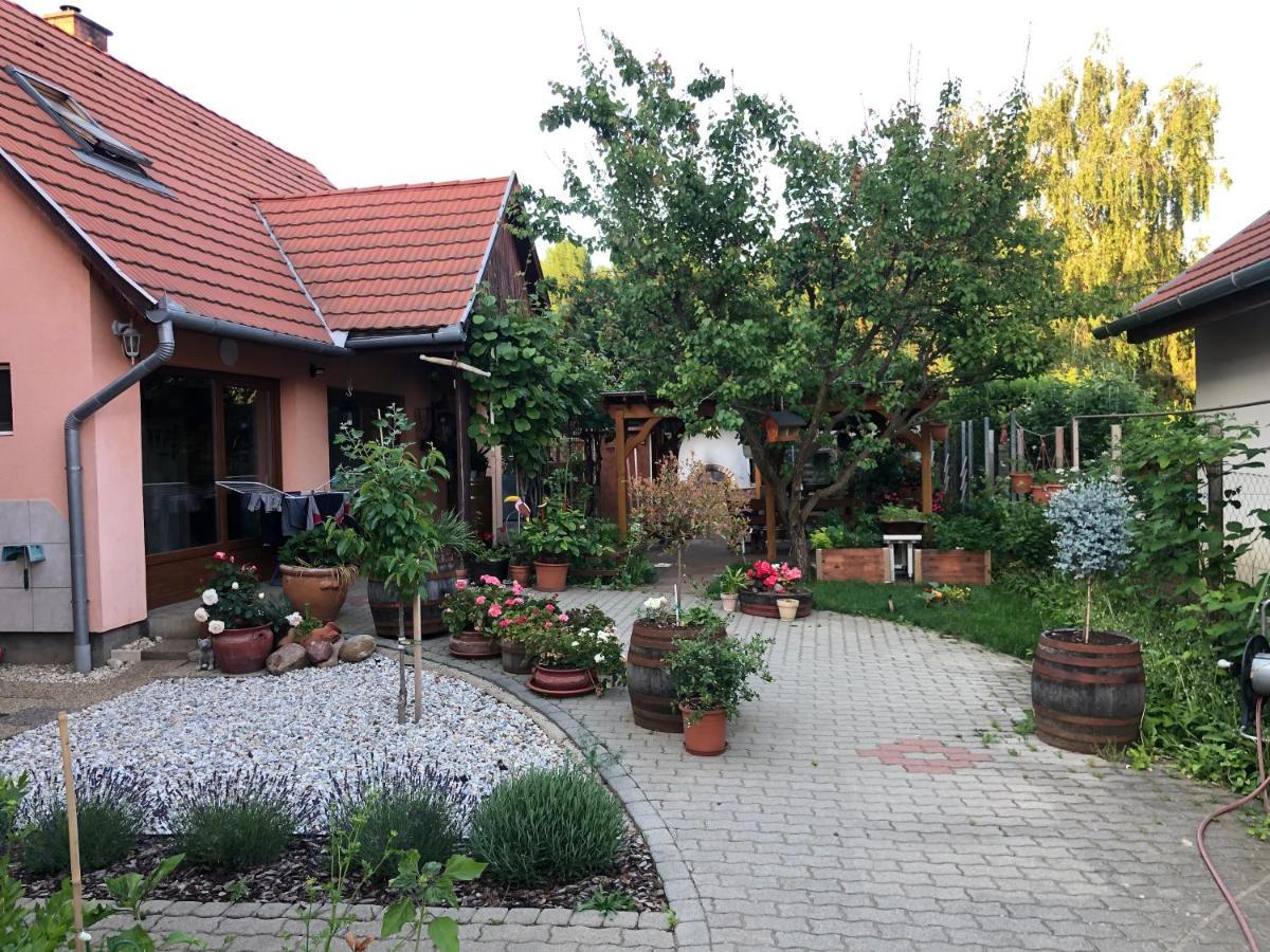 Valentin Vendeghaz Hotel Balatonlelle Bagian luar foto