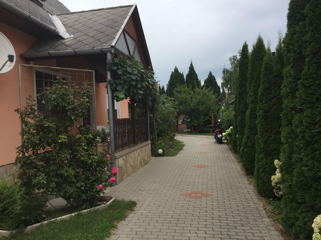 Valentin Vendeghaz Hotel Balatonlelle Bagian luar foto