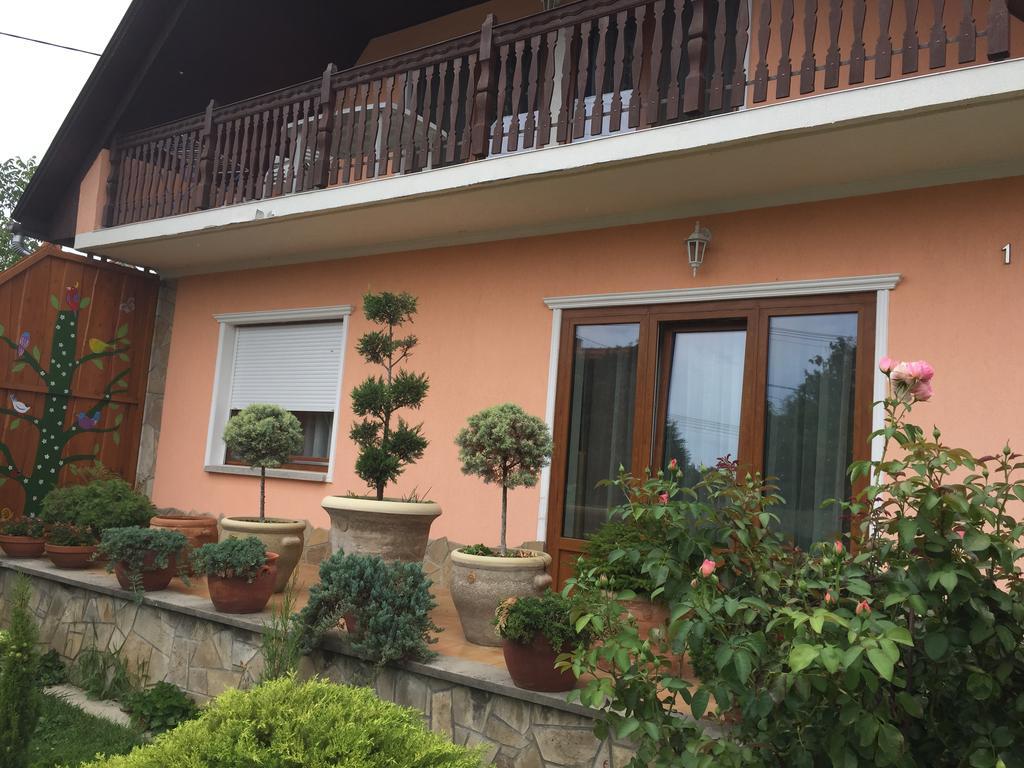 Valentin Vendeghaz Hotel Balatonlelle Bagian luar foto
